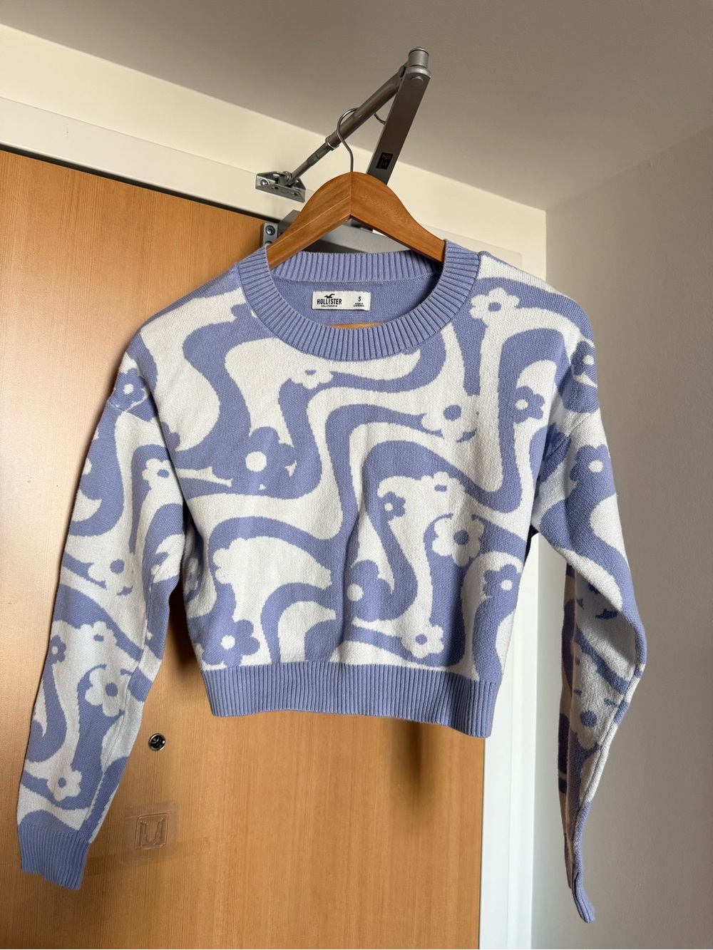 Hollister Lavender and White Floral Wave Cropped Sweater - Picture 1 of 3
